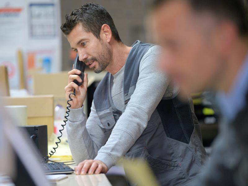 serwisant rozmawiający przez telefon